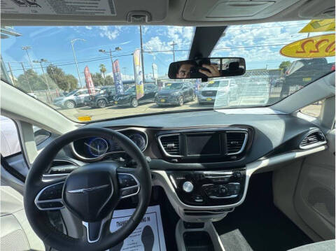 2022 Chrysler Voyager LX