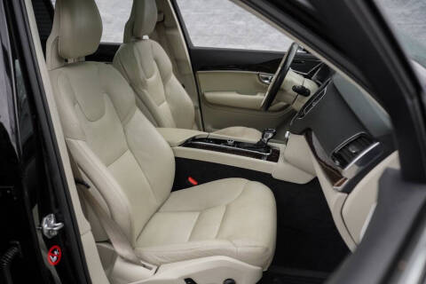 2017 Volvo XC90 T5 Momentum