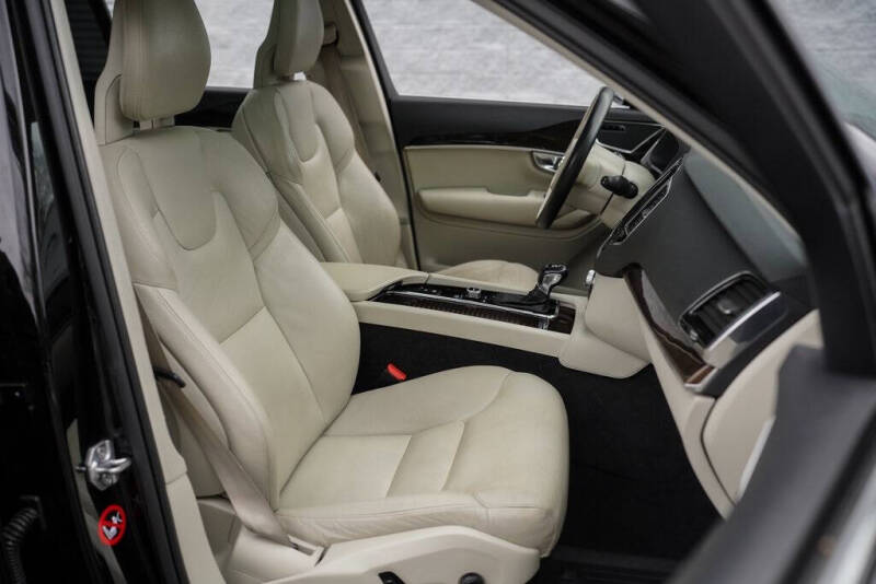 2017 Volvo XC90 T5 Momentum