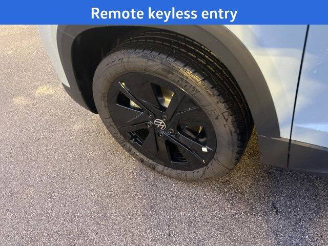 2026 Volkswagen Taos SE Black