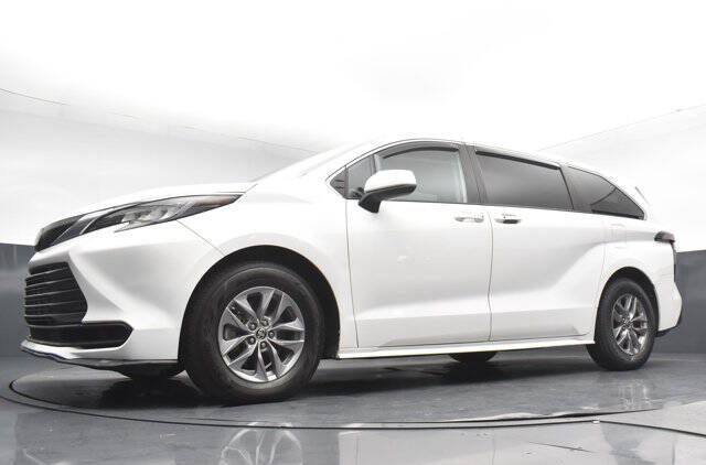 2022 Toyota Sienna LE 8-Passenger