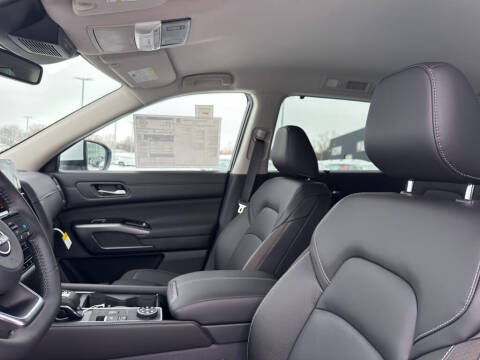 2025 Nissan Pathfinder SL