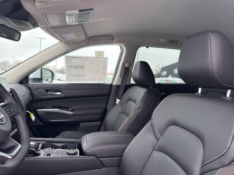 2025 Nissan Pathfinder SL