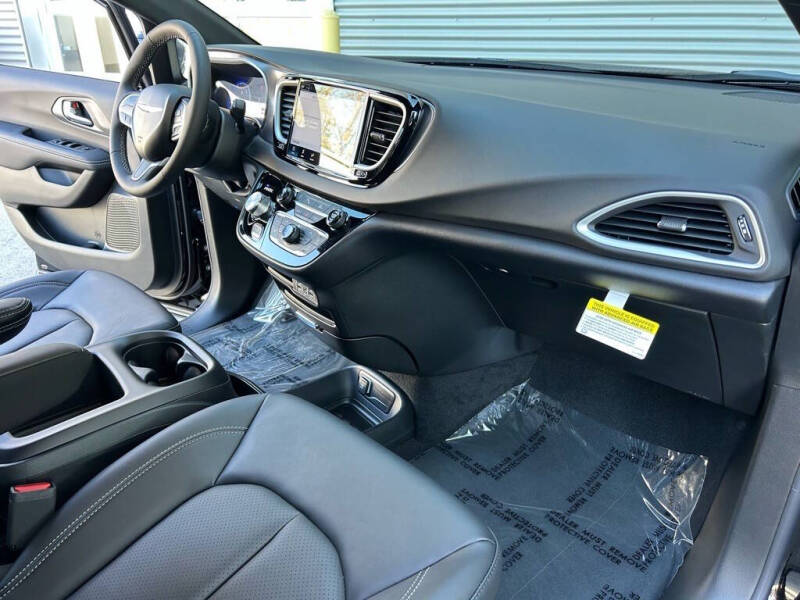 2025 Chrysler Voyager LX