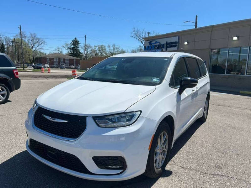 2025 Chrysler Pacifica Select