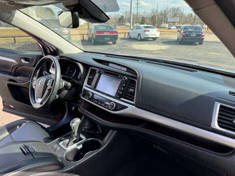 2019 Toyota Highlander for sale at Selmer Classic Cars INC in Selmer TN