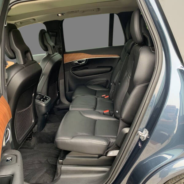 2021 Volvo XC90 T6 Momentum 7-Passenger