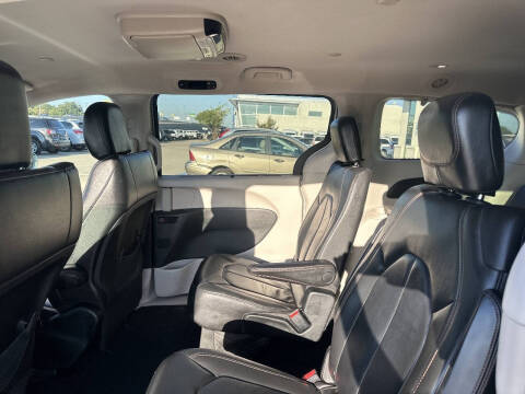 2017 Chrysler Pacifica Touring-L