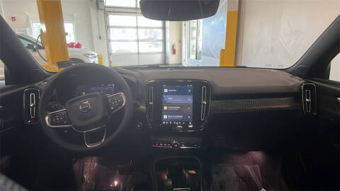 2023 Volvo XC40 B5 Plus Dark Theme