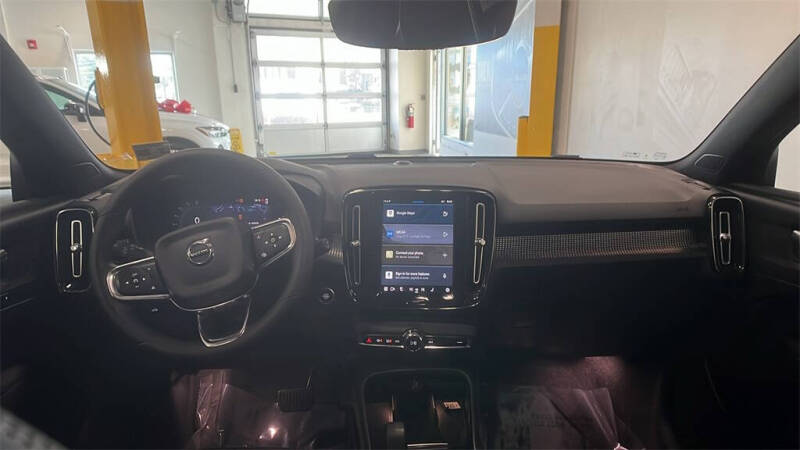 2023 Volvo XC40 B5 Plus Dark Theme