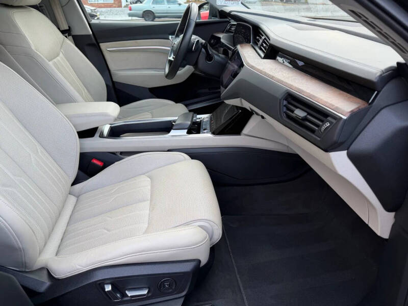 2019 Audi e-tron quattro Prestige