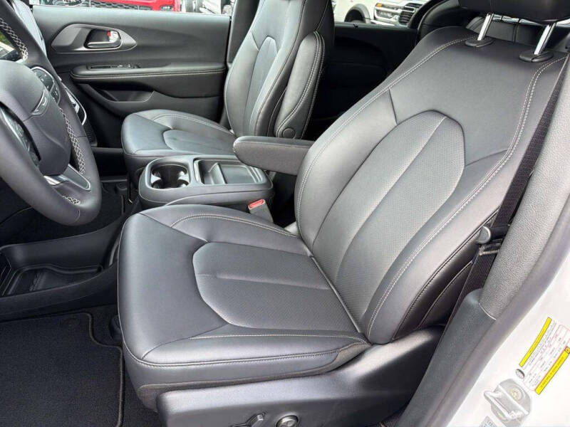 2027 Chrysler Pacifica Select