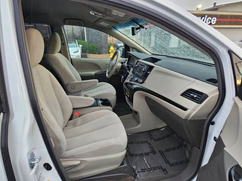 2012 Toyota Sienna LE 7-Passenger