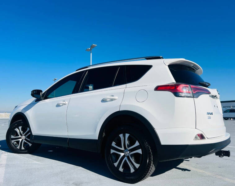 2017 Toyota RAV4 LE photo 5