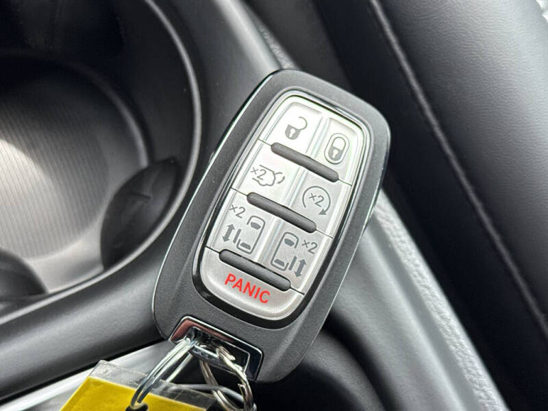 2027 Chrysler Pacifica Select