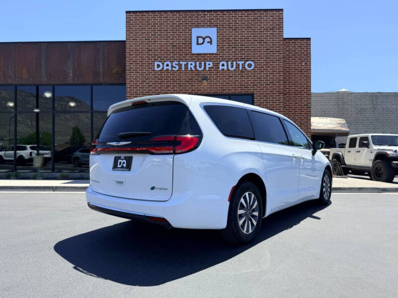 2024 Chrysler Pacifica Plug-In Hybrid Select