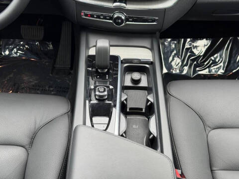 2025 Volvo XC60 B5 Plus Dark Theme