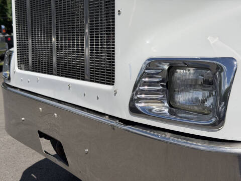 2001 Peterbilt 330