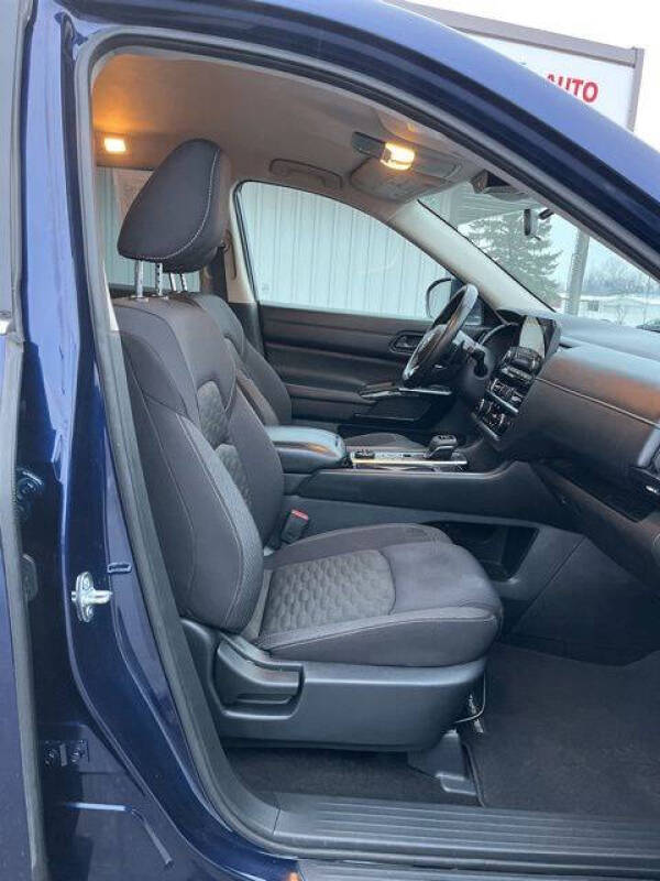 2024 Nissan Pathfinder SV