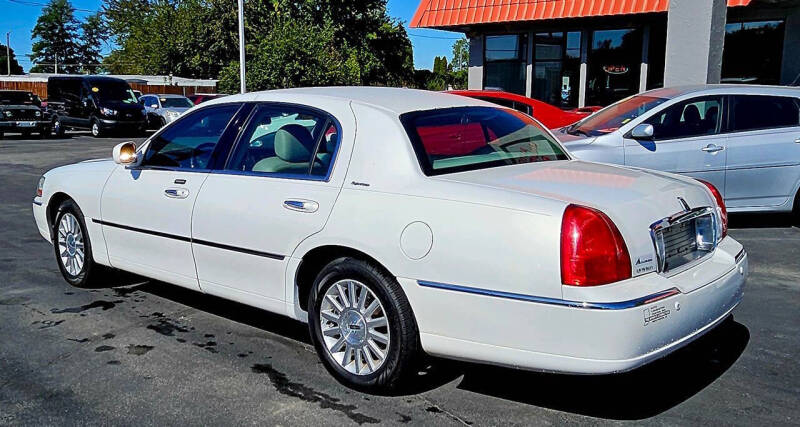 2003 Lincoln Town Car Signature