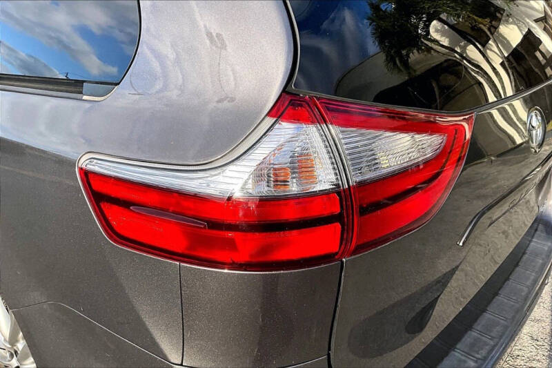 2017 Toyota Sienna XLE 7-Passenger Auto Access Seat