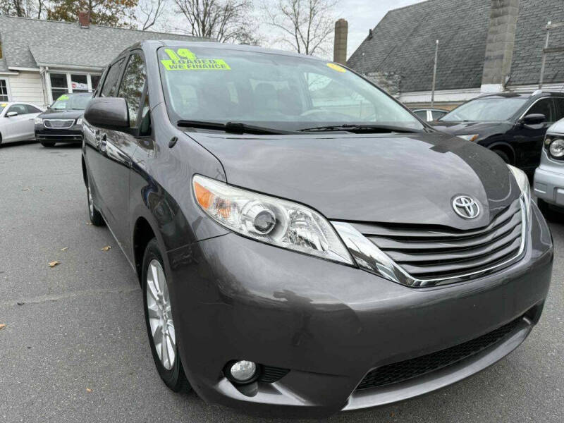 2014 Toyota Sienna XLE's photo