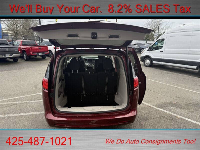 2023 Chrysler Voyager LX