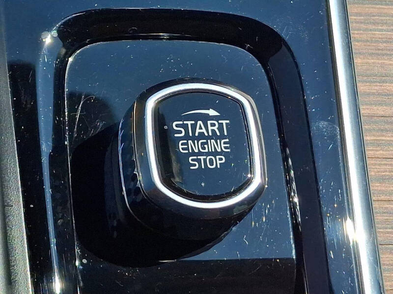 2023 Volvo XC60 B5 Plus Dark Theme