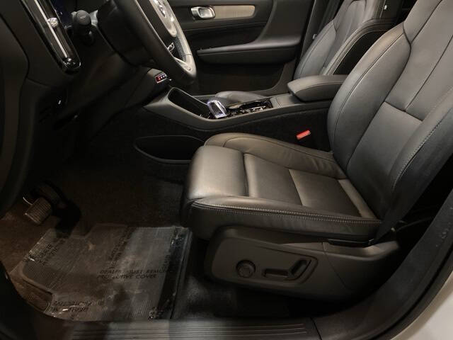 2025 Volvo XC40 B5 Plus Dark Theme