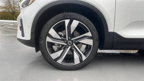 2025 Volvo XC40 B5 Plus Bright Theme