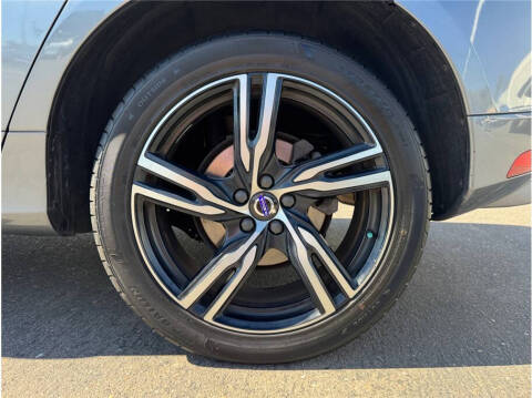 2017 Volvo XC60 T6 R-Design