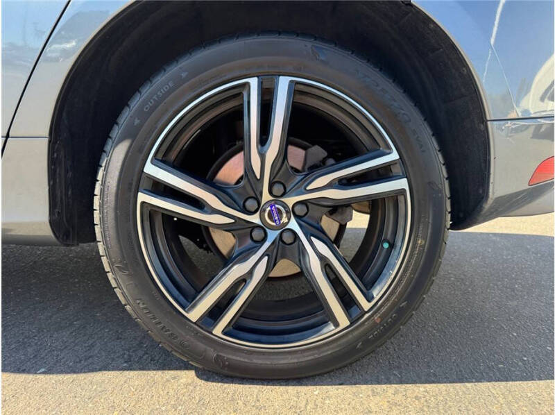 2017 Volvo XC60 T6 R-Design