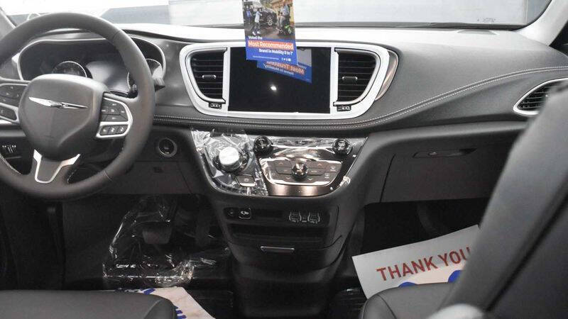 2025 Chrysler Pacifica Select