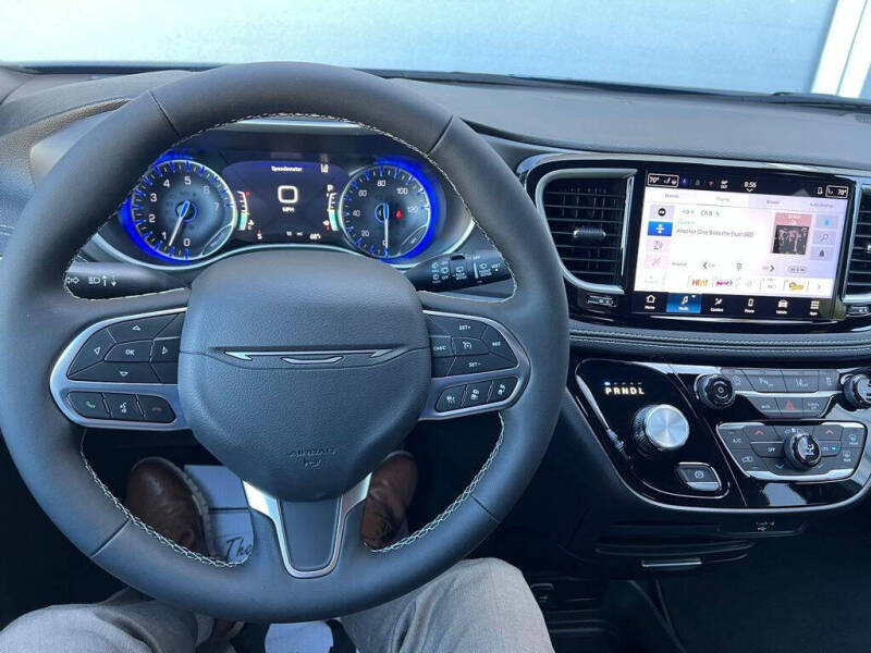 2027 Chrysler Pacifica Select