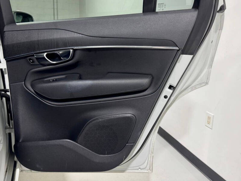 2020 Volvo XC90 T6 Momentum 6-Passenger