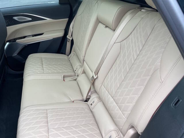 2024 Cadillac LYRIQ Luxury 3