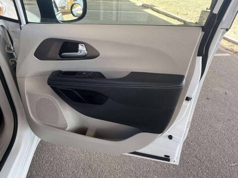 2024 Chrysler Voyager LX