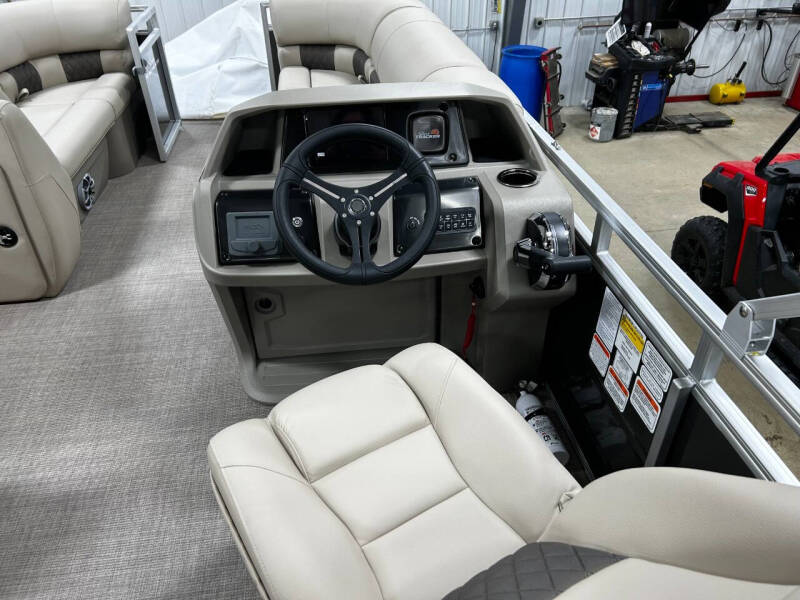 2025 Sun Tracker Party Barge 20 DLX