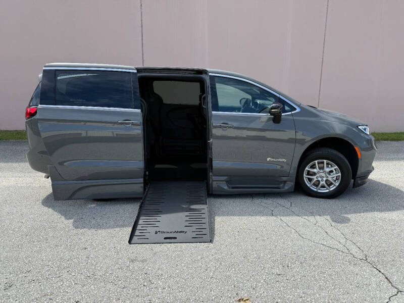 2025 Chrysler Pacifica Select