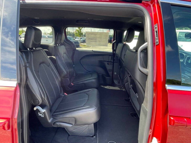 2027 Chrysler Pacifica Select