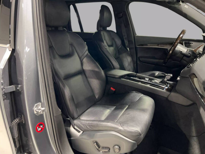 2016 Volvo XC90 T6 Momentum