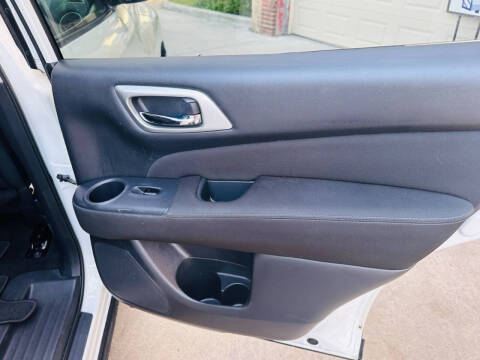 2017 Nissan Pathfinder SV