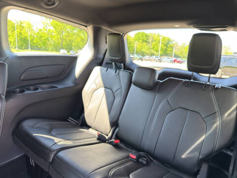 2027 Chrysler Pacifica Select