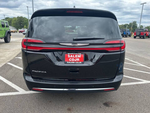2026 Chrysler Pacifica Select