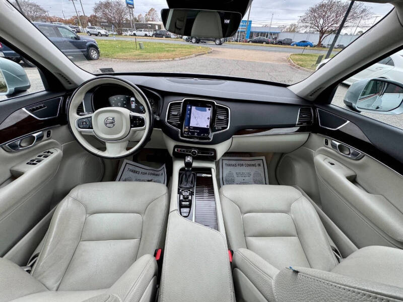 2017 Volvo XC90 T6 Momentum