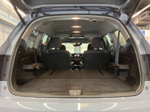 2022 Honda Pilot Touring w/Rear Captain's Chairs