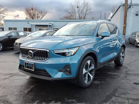 2025 Volvo XC40 B5 Plus Bright Theme