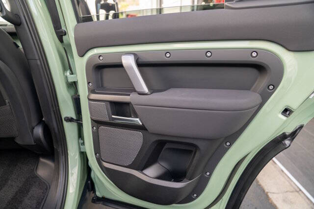 2023 Land Rover Defender 39