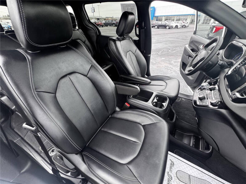 2025 Chrysler Pacifica Select