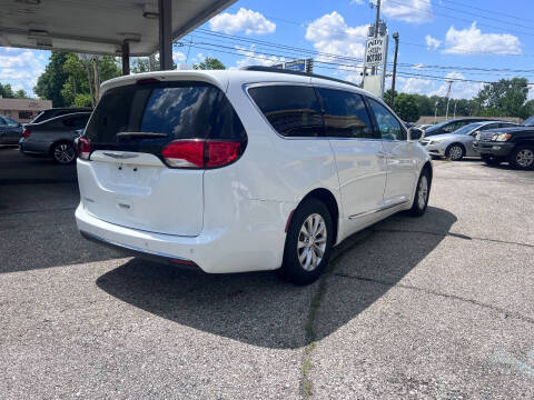 2017 Chrysler Pacifica Touring-L
